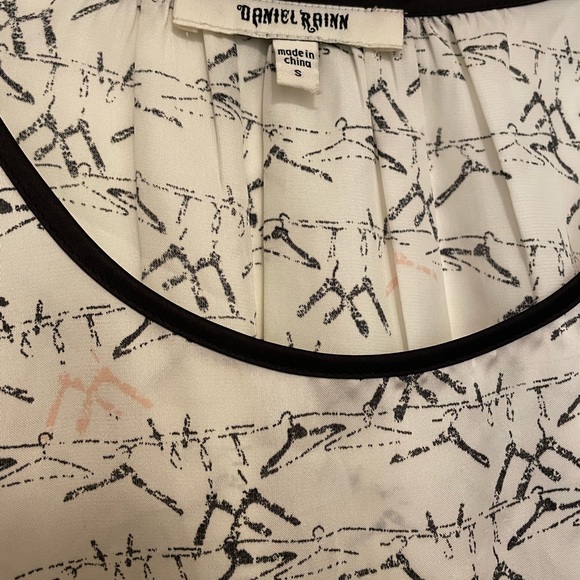 Hanger print white top size S/M - Picture 2 of 5